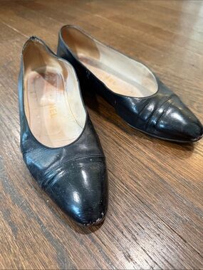CHANEL Black Pointed Leather Flats